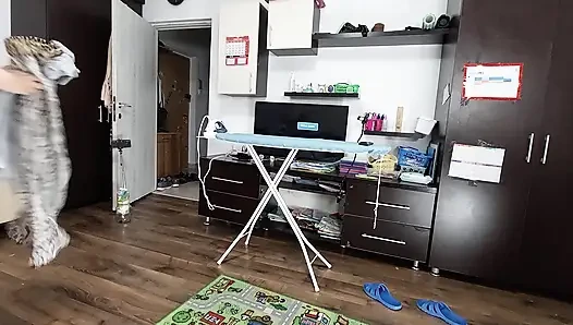 Seksi Esmer Evin Etrafında Çıplak Ev Işleri Yapıyor.