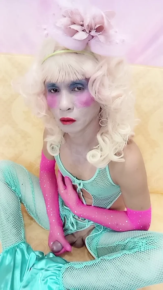 Shemale pear seksi porno derleme videosu giyiyor