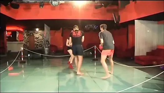 Lezbiyenler öpüşüyor yalıyor parmaklıyor ve büyük yaraklı üçlü sikişiyor