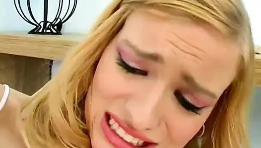Seksi Margarite koltukta pembe amına oyuncağını alıyor