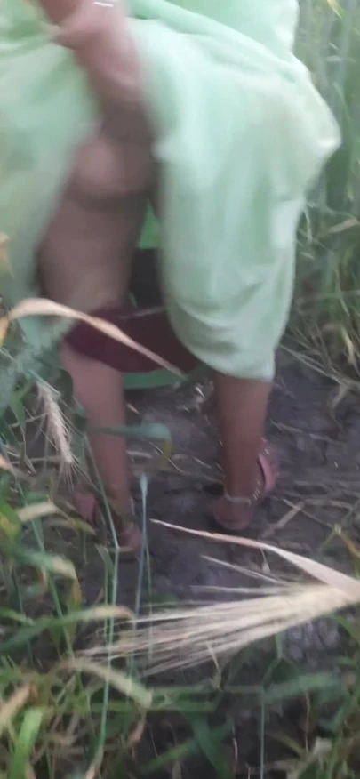 Эмоциональный момент из "красивая невестка дези трет свою задницу в пшеничном поле мучает ее шурина за"