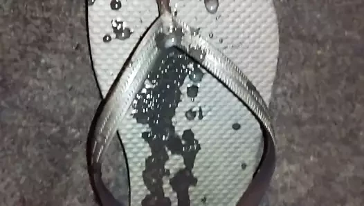 Ödünç alınan flip flopta boşalmak