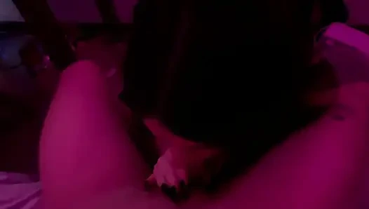 Kırmızı ışık altında gerçek çiftin samimi anı