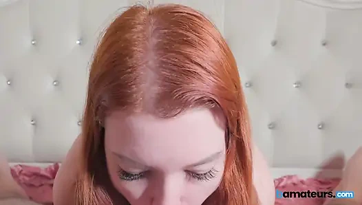 Mükemmel memeli kız arkadaş bamateurs'ta en iyi sakso çekiyor