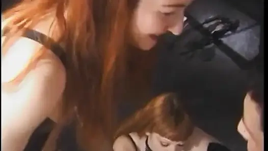 Harika vücutlu deri elbiseli ateşli dominatrix bir adamı kıskaçla sikiyor