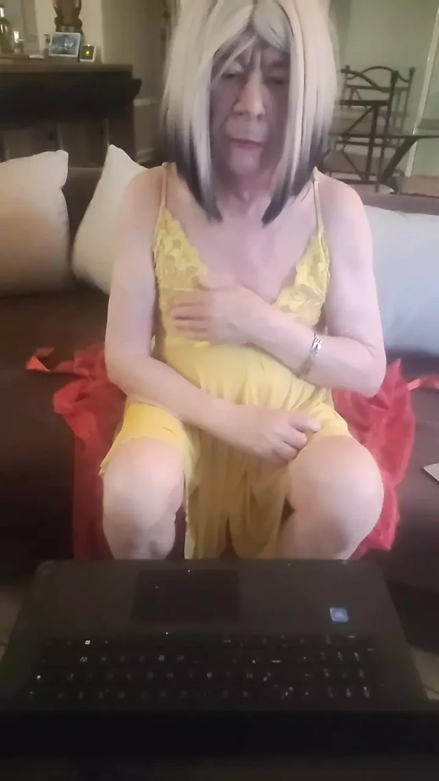 Diana soyunuyor ve mastürbasyon yapıyor