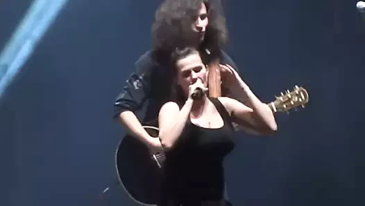 Marta jandova sıçrayan memeler üzerinde sahne