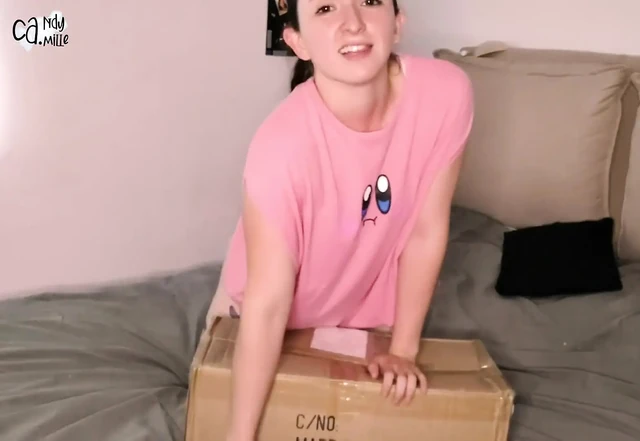 Sohimi seks bebeğinin kutularını çıkarıyor