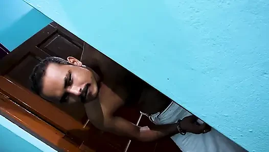 Seksi mallu büyük memeli yenge evde iş yapıyor - deborji onu görünce kendini kontrol altına alamıyor