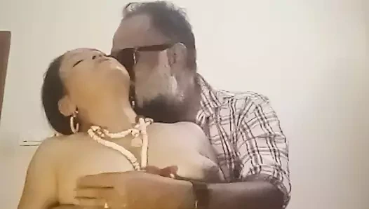 Ev sahibinin karısı sikişiyor, saat adamının sert yarağını emiyor