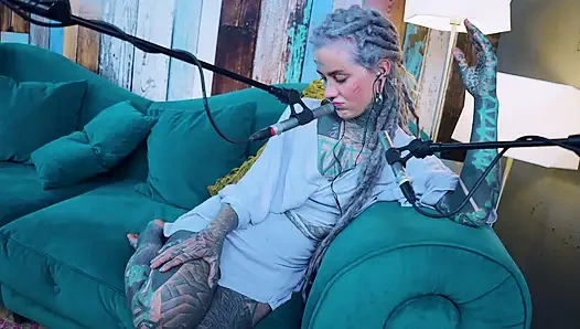 F hakkında konuşuyorum - korku - asmr podcast sfw konuşuyor gotik sıska kız dreadlocks dövmeli model dövmeli kız