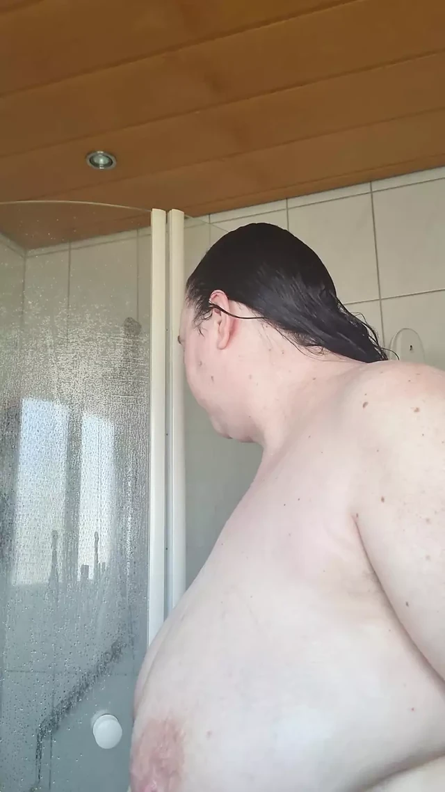 Kim benimle duş almak ister???