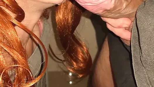 Ateşli maskeli orta yaşlı seksi kadın krem için miyavlıyor