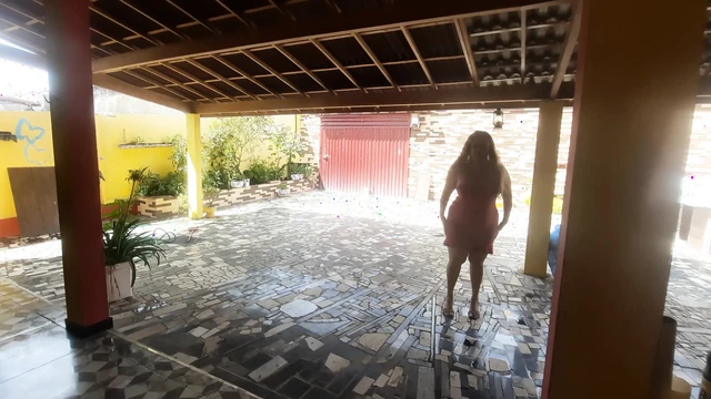 İhtiyaçlı eşim ve kocası sadece video oyunları oynamayı düşünüyordu.