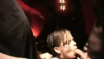 Büyük baştankara goth teryn becerdin üzerinde pis kulüp katta