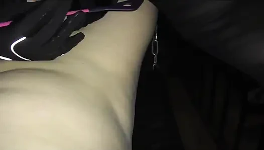 Kölemi tedavi etmek için seksi eldivenlerle sevgili salıncak