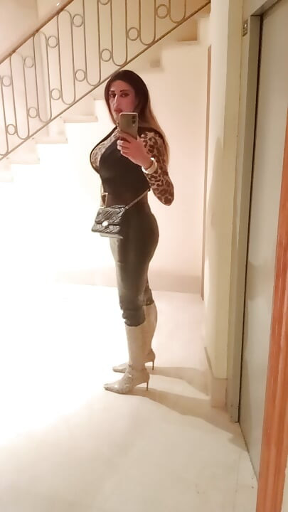 Kadın kılıklı orta yaşlı seksi kadın