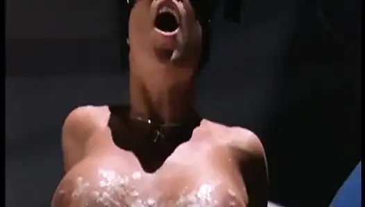 Doğal saçlı sarışın Alman orta yaşlı seksi kadın oyuncaklarla lezbiyen bdsm oyununun tadını çıkarıyor