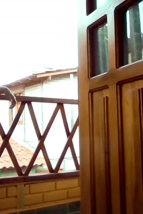 Ateşli kız sıkıldı ve üvey erkek kardeşinin ona verdiği bir hediyeyle oynuyor