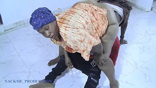 Üvey annem benimle dua etmeye geldi ama onun yerine onu siktim