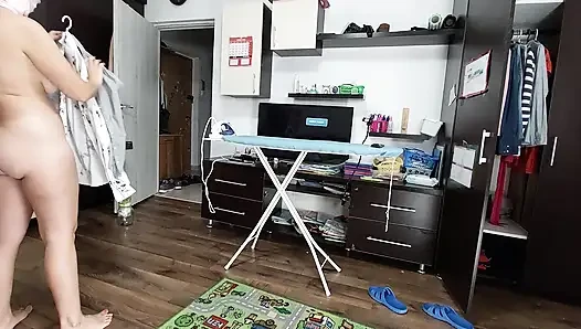 Seksi Esmer Evin Etrafında Çıplak Ev Işleri Yapıyor.