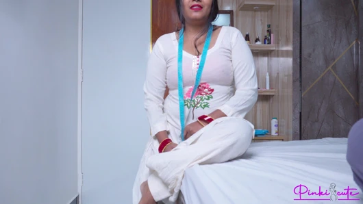 Güzel bayan terzi müşterisi tarafından domaltılarak ağrılı sikiliyor ve büyük Hintli seksi göte büyük boşalma.