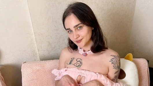 Yanks - azgın kız derin gırtlağına kadar alıyor ve dildoyla amını sikiyor