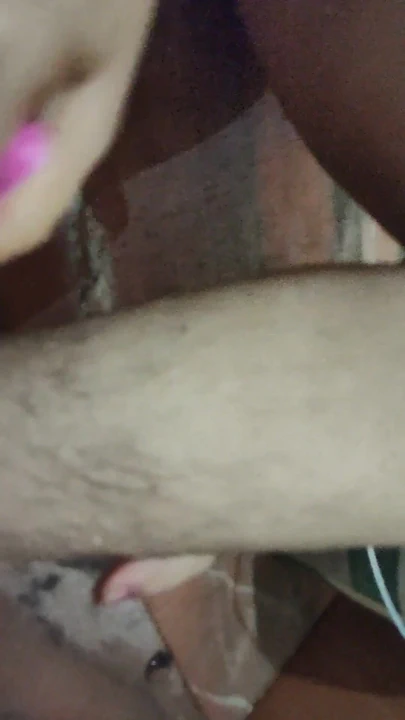 Ateşli Hintli Bengalli evli kadın uzun bir süre sonra koltuk altlarını, amını ve bacaklarını temizliyor | Klip 1