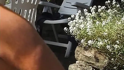 Sarışın olgun açık havada amını ovuyor