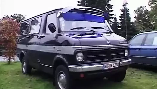 Genç koyu saçlı kız genç bir adamla eğleniyor ve tatilde güzel sikişiyor