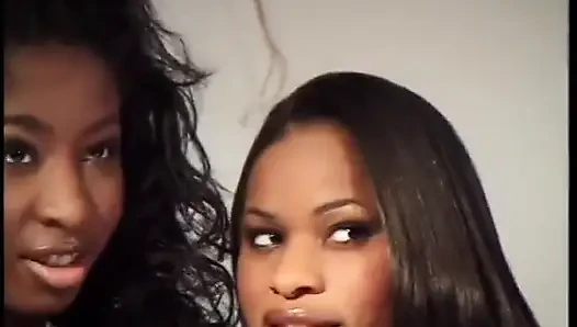 Bir mızmız adam ve iki zenci fahişe iki erkek bir erkek üçlü grup seks yapıyor