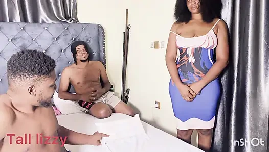 Seks oyuncağı satıcısı evime vibratör teslim ediyor ve vücudunu testte kullanmasını teklif ediyor