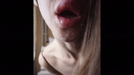 Gerçek tutkulu seks, mutfakta güzel çift, içeride boşalmak