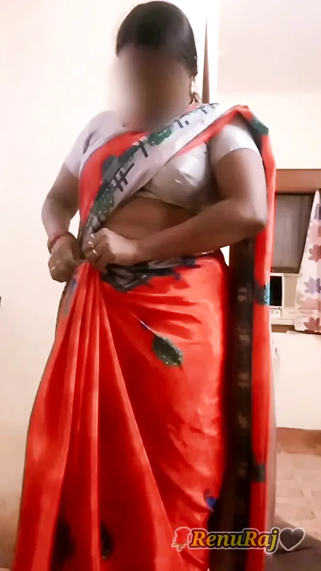 Hintli hintli tamil iri güzel evli kadın latha çıplak vücut gösteriyor büyük göğüsler göt kıllı amcık sari azdırıyor