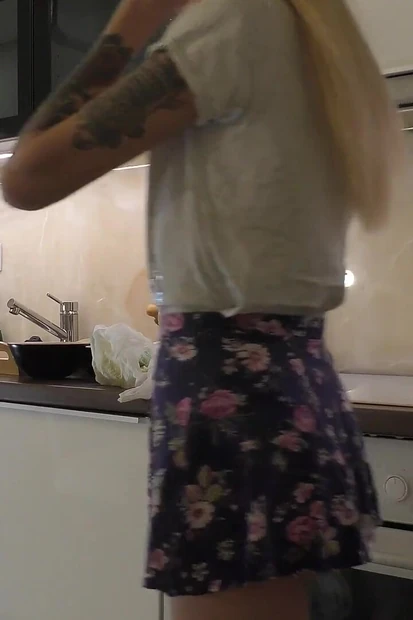 Горячая блондинка чирлидерша из колледжа дома в короткие короткие мини-юбки, чтобы снять трусики и засветить ее киску