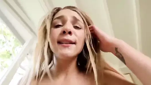 büyük doğal göğüslü kız