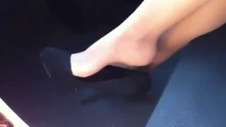 Siyah topuklu sarkan kadınlar