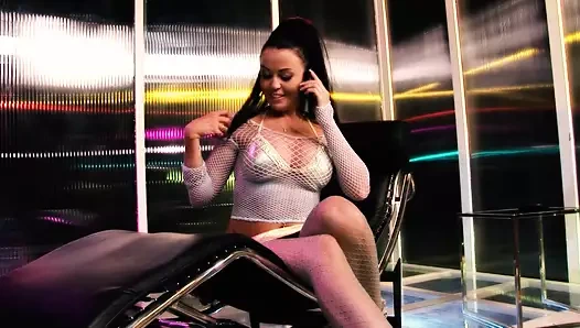 Büyük memeli göz alıcı sürtük cennet gibi emiyor ve file çorapla sikişiyor