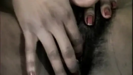 Azgın olgun hatun kıllı amcığını zonklayan muzla dolduruyor