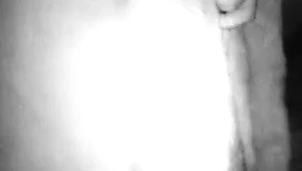 gece sokakta yürüyen travesti fahişe