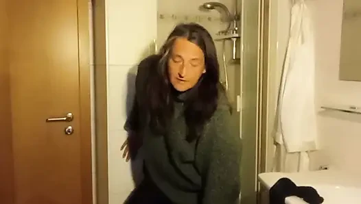 Her gün dışarı bak - Eva banyoda doğal Rubens figürünü gösteriyor