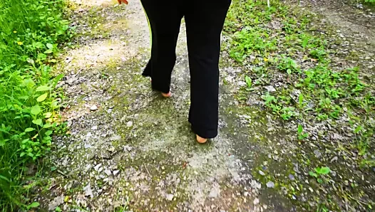 Ormanda çıplak ayakla