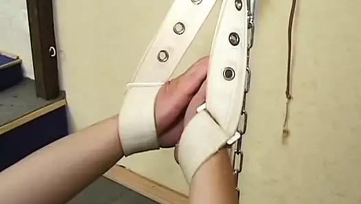 Büyük memeli Alman kaltak bağlı ve büyük dildolarla dolduruluyor