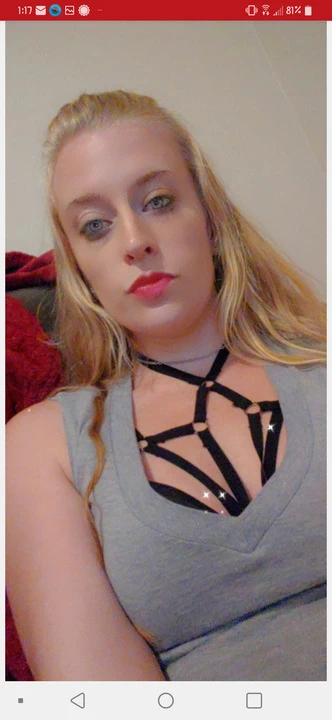 Sarışın dövmeli sürtük ile ona yapay penis