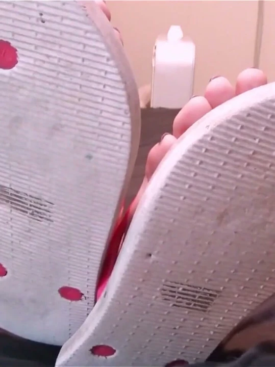 Kirli flip flop dangle