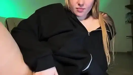 Jucielussie ile sıkı amcığı parmaklıyor