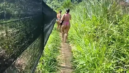 Terk edilmiş plajın izinde tanga bikinili sıcak esmerler lezzetli