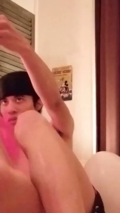 Mutlu Sevgililer Günü! Jon Arteen balonları şişiriyor, biri patlıyor. Gay twink oynuyor ve dans ediyor. SFW | Bölüm 1