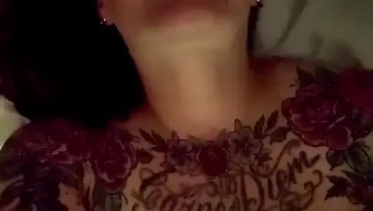 Gecenin ortasında mastürbasyon yapıyor ve çok sert boşalıyor