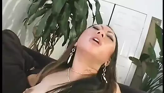 Asyalı asami urano amını parmaklıyor ve sonra yarağa biniyor